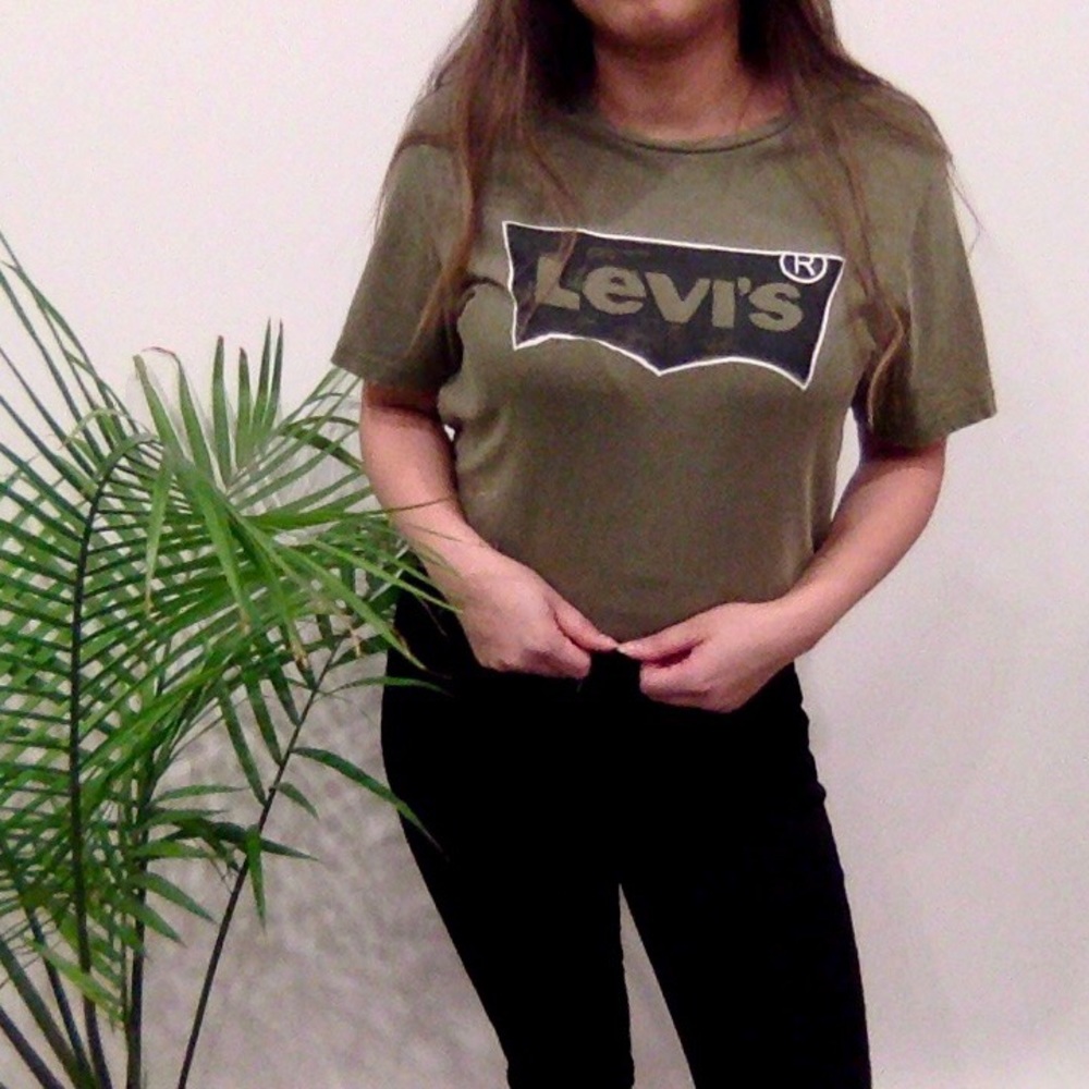 Levi’s Olive logo tee M